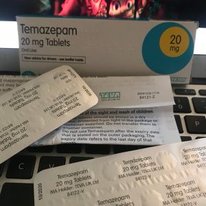 Køb Temazepam online i 15 mg og 30 mg styrke for effektiv behandling af søvnløshed.