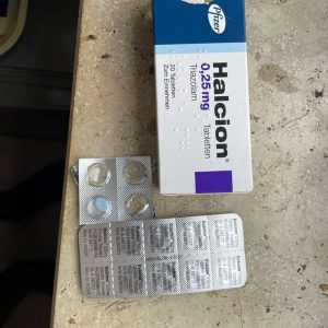 * Køb Triazolam online i 0,25 mg styrke for ekstremt hurtig lindring af søvnløshed.