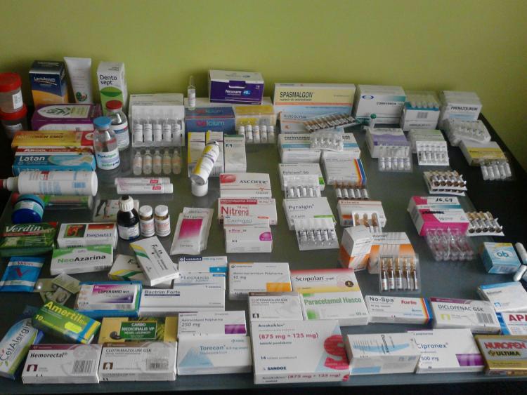 En mindre prøvepakke med medicin online i original blisterpakning.