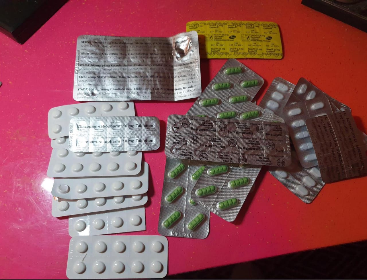 moderne-apotek-lager-sikkerhed Moderne farmaceutisk lager facilitet med fokus på sikker opbevaring.